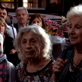 La presidenta de las Abuelas de Plaza de Mayo, Estela de Carlotto, participando en un acto en Buenos Aires, donde recibieron un homenaje. / EFE