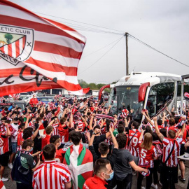 Aficionados se concentran ante las instalaciones de Lezama para arropar a la expedición del Athletic Club de Bilbao que parte este jueves hacia Sevilla para disputar el próximo sábado la final de la Copa del Rey en el estadio de La Cartuja. EFE/Javier 