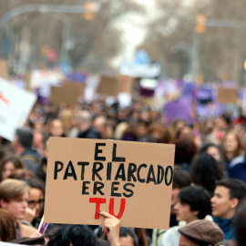 Una manifestant sosté una pancarta on es pot llegir “el patriarcat ets tu” durant la manifestció del 8M a Barcelona el 8 de març de 2020.