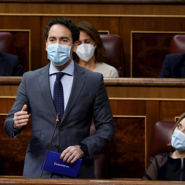 Imagen del secretario general del PP Teodoro García Egea junto a Cuca Gamarra, portavoz del partido, durante una sesión de control al Gobierno. - EFE