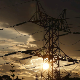 31/08/2021.-Una torre de transporte de energía perteneciente a red eléctrica, donde este martes último día de agosto amanece con el precio más alto a 130,53 euros el megavatio hora (MWh). El precio de la electricidad en el mercado mayorista (pool), r