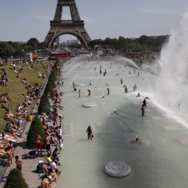 Gente bañándose en la fuente del Trocadero, a los pie de la Torre Eiffel en París. /AFP