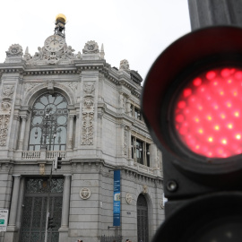 Un semáforo en rojo cerca de la sede del Banco de España en Madrid. E.P./Isabel Infantes