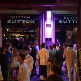 Jóvenes esperan en la puerta de la discoteca Sutton para entrar, el pasado 27 de junio de 2021, en Barcelona, Catalunya (España).