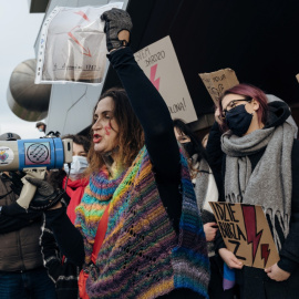 Manifestantes, incluidos estudiantes y empleados de una universidad local, realizan una protesta contra el fallo del Tribunal Constitucional de Polonia que impone una prohibición casi total del aborto, en Gdansk, Polonia.