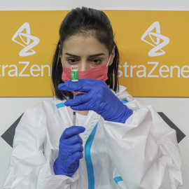 Una sanitaria prepara una dosis de la vacuna de AstraZeneca