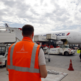 20/06/2019 - Un trabajador en el aeropuerto Charles de Gaulle de París. / REUTERS - PHILIPPE WOJAZER