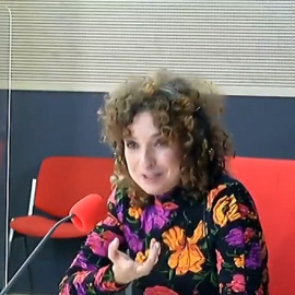 La colaboradora Virginia Riezu en 'Tarde lo que tarde', programa emitido por RNE.