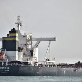 Un barco navega por el Canal de Suez mientras el tráfico se reanuda después de que el buque portacontenedores "Ever Given" operado por Evergreen Marine Corporation fuera liberado tras bloquear la ruta fluvial durante casi una semana.