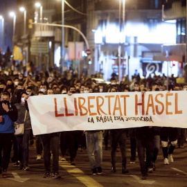 20/02/2021. Imagen recurso de manifestantes protestando por el encarcelamiento del rapero Pablo Hasél, en Barcelona. - EFE