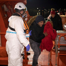 Migrantes llegando al puerto de Motril