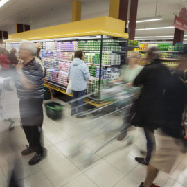 Clientes, en un supermercado. EFE