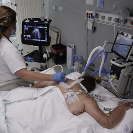 Una enfermera realiza una ecografía a una paciente en la UCI del Hospital Enfermera Isabel Zendal.