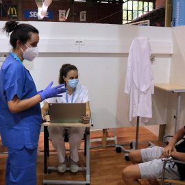 Dues sanitàries amb un jove que ha rebut la vacuna a Lleida.