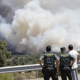 Agentes de la Guardia Civil observan el incendio forestal que se ha producido en la localidad zamorana de Pino del Oro y que la Junta de CyL ha declarado nivel 2 por la cercanía a la Nacional 122. EFE/Mariam A. Montesinos