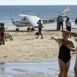 Dos bañistas mueren en una playa de Lisboa tras ser arrollados por una avioneta. EFE