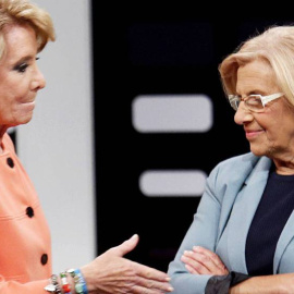 Esperanza Aguirre y Manuela Carmena al principio del debate organizado por Telemadrid en 2015. 
