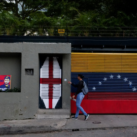 Una personas camina junto a a casa del opositor venezolano Leopoldo López, detenido de nuevo esta madrugada.-  REUTERS/Carlos Garcia Rawlins