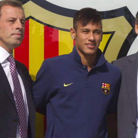 Bartomeu y Rosell rodean a Neymar en el día de su presentación.