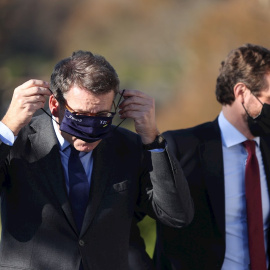 Pablo Casado y el presidente de la Xunta, Alberto Núñez Feijóo, durante su participación en la junta directiva provincial del partido en A Coruña. - Cabalar / EFE