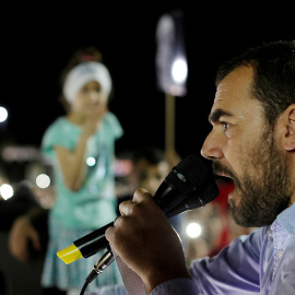 Nasser Zefzafi, líder del movimiento activista y social Hirak dando un discurso en el Rif marroquí. / Reuters