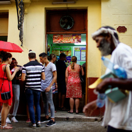 Gente pasa alrededor de un restaurante privado en La Habana, Cuba /REUTERS (Alexandre Meneghini)