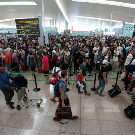 Largas colas de pasajeros en los controles de seguridad del aeropuerto de Barcelona-El Prat, en la primera jornada de paros de los trabajadores de Eulen, encargada de este servicio. REUTERS/Albert Gea