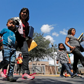 Familias migrantes son procesadas en la Estación Central de Autobuses antes de ser trasladadas a Caridades Católicas, en McAllen, Texas (EEUU).-  EFE/LARRY W. SMITH