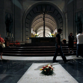 Varias personas pasan por delante de la tumba del dictador Francisco Franco en el altar mayor de la Básilica del Valle de los Caídos. REUTERS/Andrea Comas