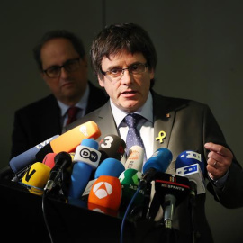 Carles Puigdemont da una rueda de prensa en presencia de su sucesor, el recién elegido presidente de la Generalitat de Catalunya, Quim Torra (i), en Berlín (Alemania). / EFE