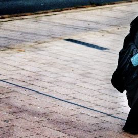 Fotografía de archivo de una mujer con un burka caminando por La Haya. AFP