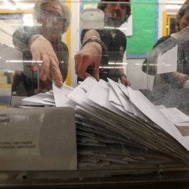 Se cuentan las papeletas en Barcelona después de que cerraran las urnas en las elecciones autonómicas en Catalunya. REUTERS/Albert Gea