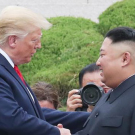 Donald Trump y Kim Jong-un se saludan en la frontera entre las dos Coreas. / EFE