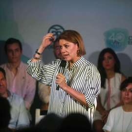 27/06/2018.- La candidata a la presidencia del PP, María Dolores de Cospedal, durante la reunión que mantiene hoy en la Casa del Agua de Córdoba con militantes populares. EFE/Rafa Alcaide