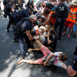 La Policía francesa desaloja con violencia una concentración ecologista de Extinction Rebellion./ REUTERS