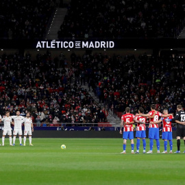 Los jugadores del Atlético de Madrid y del Mallorca guardan un minuto de silencio por Almudena Grandes al inicio del partido en el estadio Wanda Metropolitano de Madrid.- Juan Carlos Hidalgo / EFE