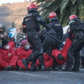 Balas de foam, detenciones y porrazos: el Gobierno Vasco apuesta por la represión ante la histórica huelga de Tubacex