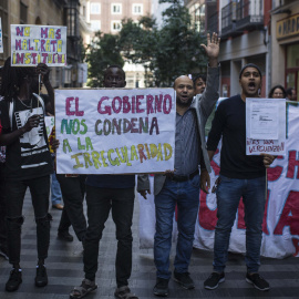 Un grupo de migrantes protesta ante la Oficina de Extranjería en Madrid contra la falta de citas para realizar sus trámites. -JAIRO VARGAS