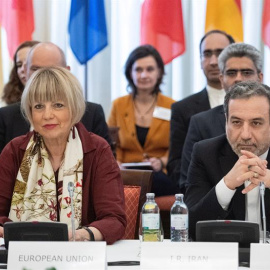 La secretaria general del Servicio Europeo de Acción Exterior, Helga Schmid (i), y viceministro de Exeriores iraní, Seyed Abbas Araghchi, asisten a la reunión de la Comisión Conjunta de "plan de acción conjunta" en Viena. /EFE