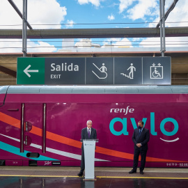 17/01/22-El presidente de Renfe, Isaías Taboas, y el ex-ministro de Transportes, Movilidad y Agenda Urbana, José Luis Ábalos, en la presentación de los servicios comerciales de AVLO, en la Estación Madrid-Puerta de Atocha, a 23 de junio de 2021, en M