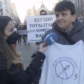 Instante en el que la reportera pregunta a la manifestante antivacunas.- RTVE