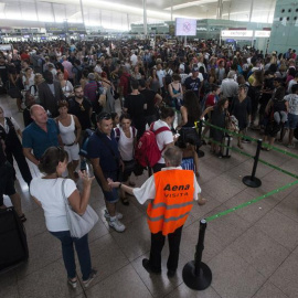 Cues intermitents per accedir al control de seguretat de l'Aeroport de Barcelona-el Prat  / EFE Quque García