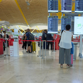 Imagen de archivo de las colas para viajar en avión este verano en el aeropuerto Adolfo Suárez Madrid-Barajas.