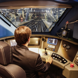 Un maquinista dentro del primer tren de Iryo, la nueva firma de alta velocidad que comienza a operar en España.