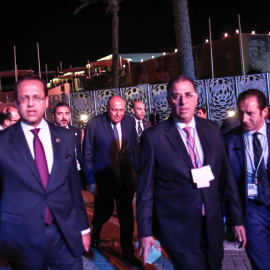 El presidente de la COP 27 y el ministro de Exteriores de Egipto, Sameh Shoukry, junto a su delegación en la Conferencia de las Naciones Unidas sobre el Cambio Climático de 2022, en Sharm El-Sheikh, Egipto, el 19 de Noviembre de 2022.