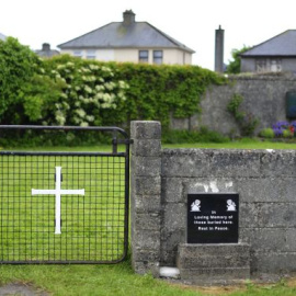 Fotografía de archivo del 6 de junio de 2014 que muestra la entrada de una tumba masiva en el Mother and Baby Home en Tuam, Irlanda.