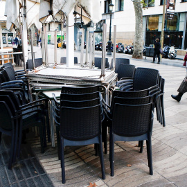 Aspecto de la terraza de un bar cerrado de las Ramblas de Barcelona.