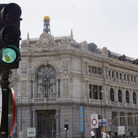 Un semáforo cerca del edificio del Banco de España situada en la confluencia del Paseo del Prado y la madrileña calle de Alcalá. E.P/Eduardo Parra