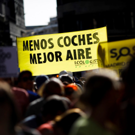 "Menos coches, mejor aire", reza una pancarta durante la manifestación en defensa de Madrid Central.  EFE/David Fernández