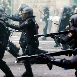 Policías antidisturbios usan pelotas de goma durante las cargas del 1 de octubre de 2017 en Barcelona.